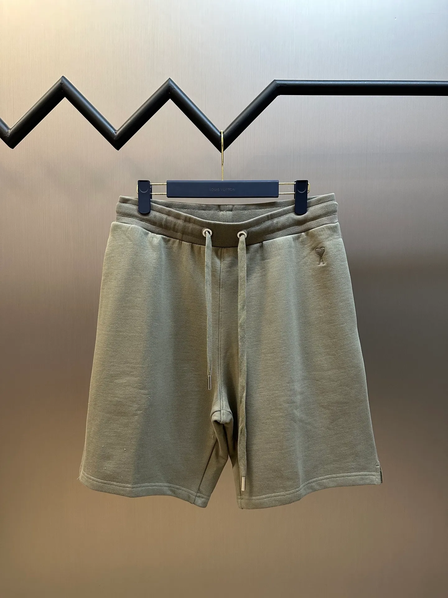 Ami Paris Love Embroidered Shorts Customized luxury terry sweatpants material, the same color love embroidery quietly blooms, adding brand recognition. Using imported machine embroidery technology, advanced computer control systems and precision mechanical components, Ami love embroidery operations are realized. High precision, smooth and delicate lines size: s m l xl